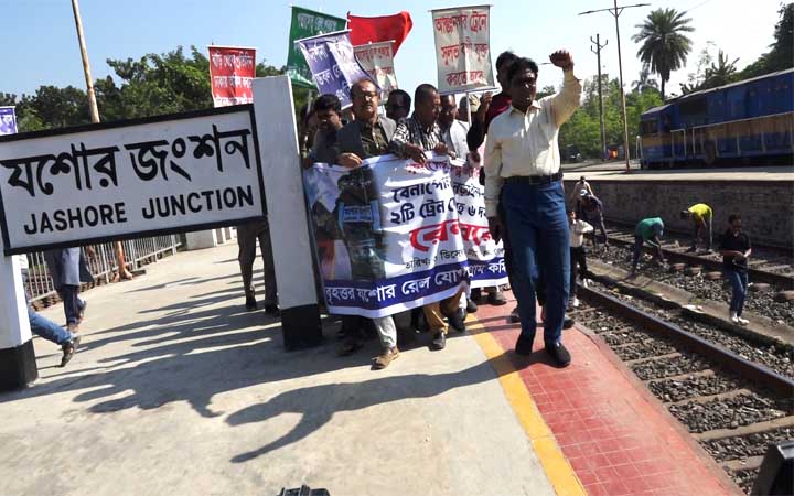 পদ্মাসেতু রেলপ্রকল্প উদ্বোধন; বেনাপোল-যশোর-নড়াইল-ঢাকা রুটে ২টি ট্রেনের দাবিতে রেল অবরোধ